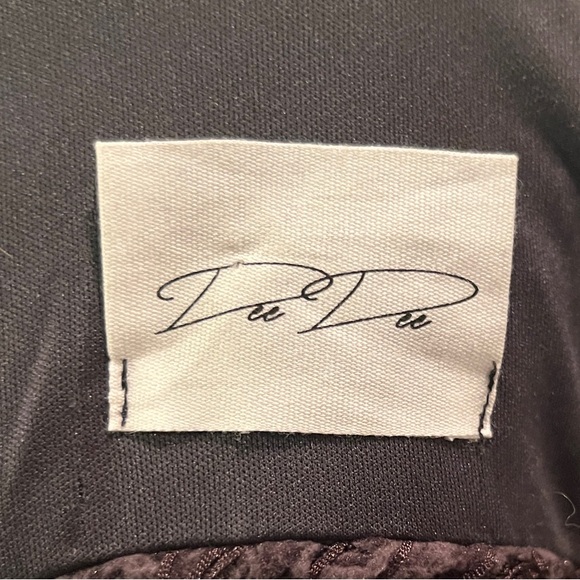 Women's Black Textured Sweater Vest - Picture 2 of 4